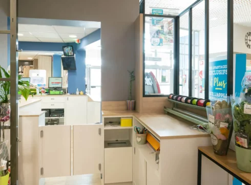 Evéma Agencement de Super U Coueron - Meubles accueil