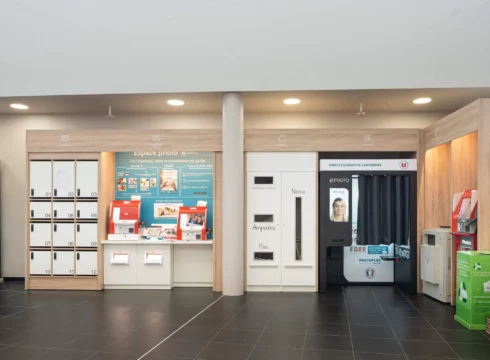Evéma Agencement de Super U Chateaubriand - Meubles accueil